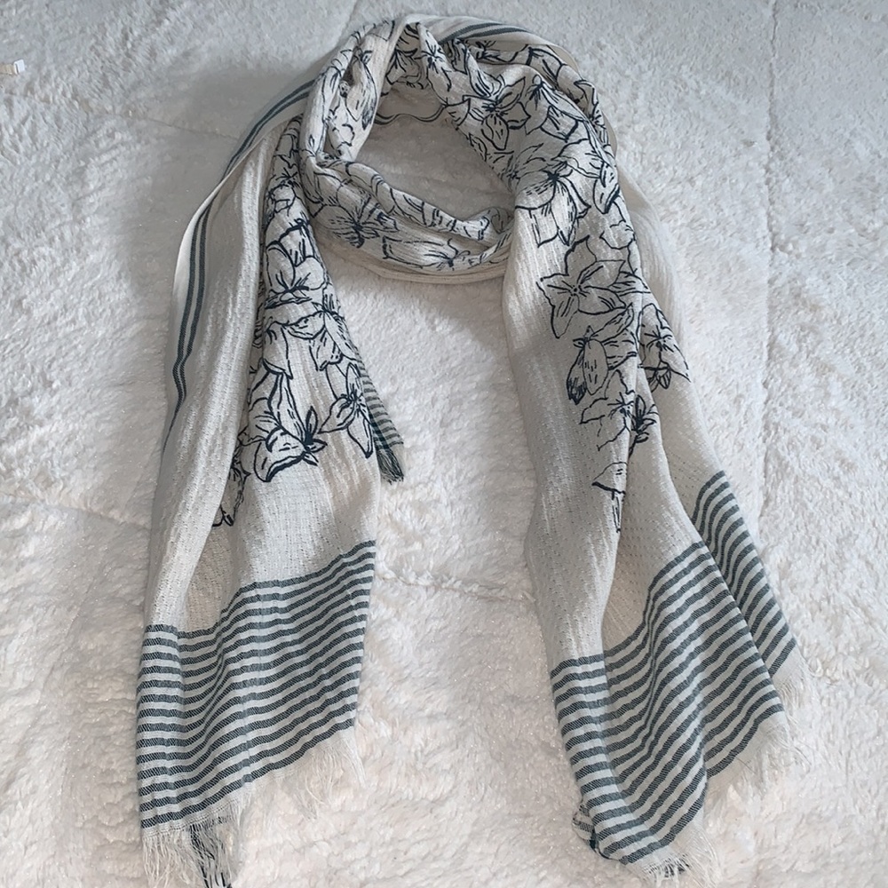 Vera Bradley Cotton Scarf green and off white EUC